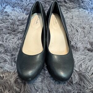 Clarks Womens Adriel Viola Platform Pump 6.5 M Black Faux Leather Comfort Heel